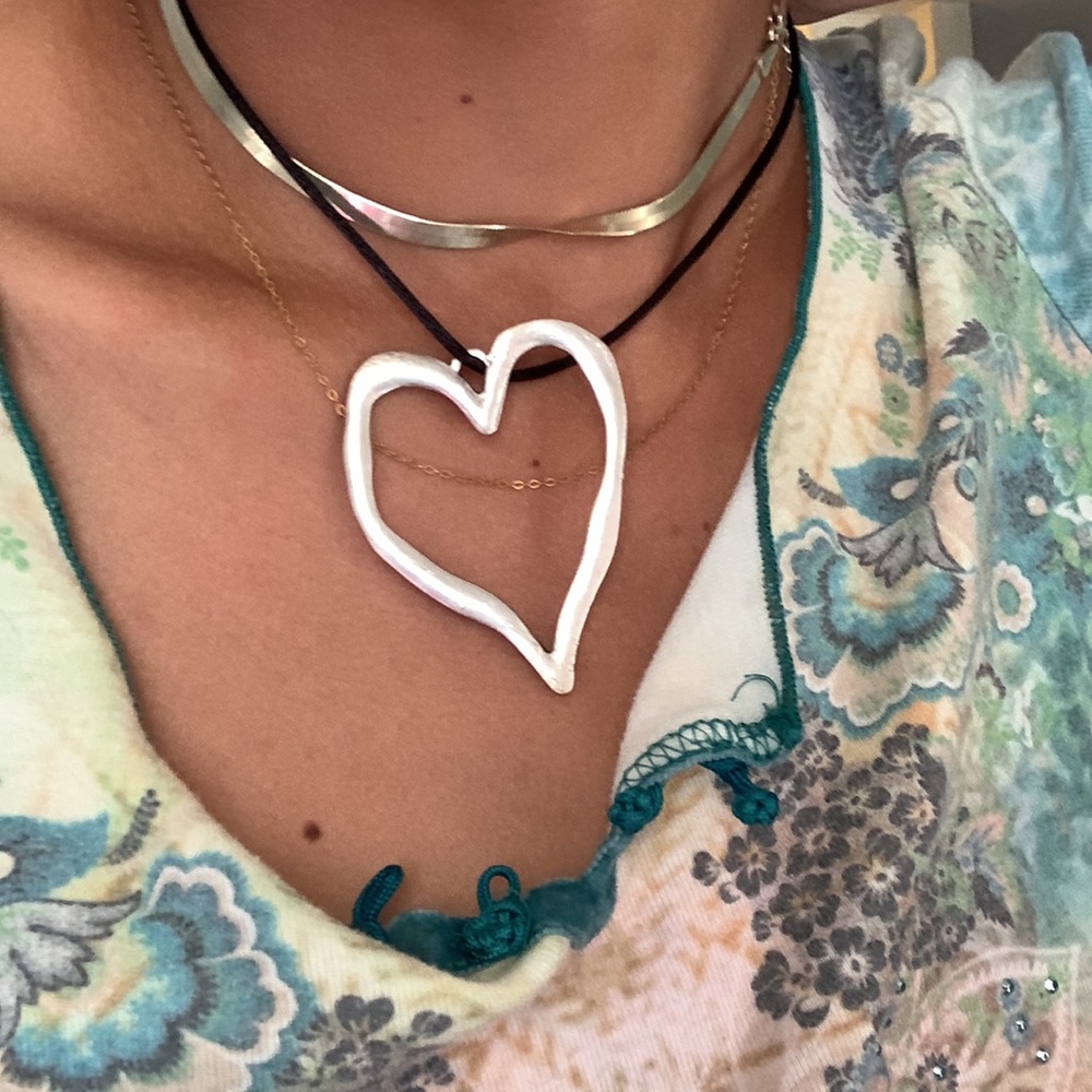 large Silver heart choker🤍🤍🖤